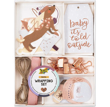 Set d''emballage cadeau pastel avec autocollants de chien, étiquettes cadeaux, rubans, pinces et décorations dans une boîte.