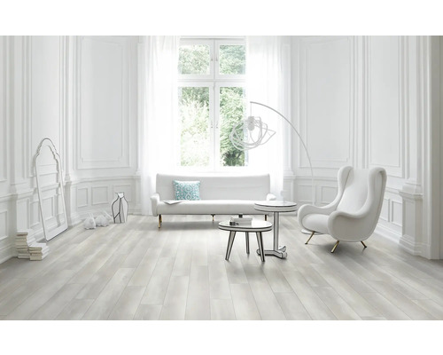 Pièce lumineuse avec canapé, fauteuil, table et plancher en bois clair