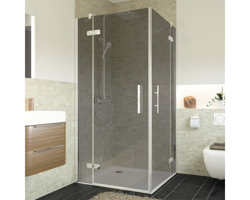 Eckdusche mit Duschkopf und Handbrause im Badezimmer.