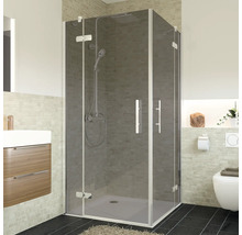 Eckdusche mit Duschtasse und Armatur im Badezimmer