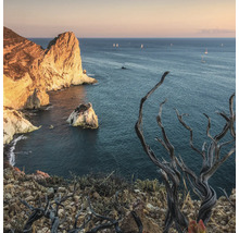 Küstenlandschaft mit Felsen, Meer und Segelbooten