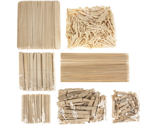 Sortiment an Holzstäben und Wäscheklammern aus Holz in Verpackung