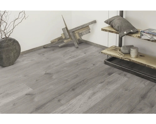 Heller Raum mit modernem Vinylboden in Holzoptik, Dekoration und Regal