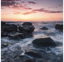 Meereslandschaft mit Felsen und Wellen bei Sonnenuntergang