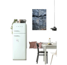 Küchenszene mit Kühlschrank, Esstisch und Wandbild mit Felsmotiv