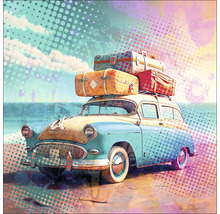 Ein Auto mit Gepäck auf dem Dach an einem Strand.