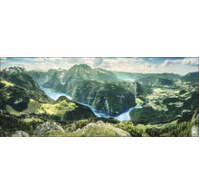 Panorama d''un paysage de montagne avec lac et collines boisées