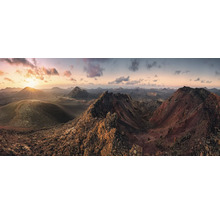Panoramaaufnahme einer Vulkanlandschaft bei Sonnenaufgang