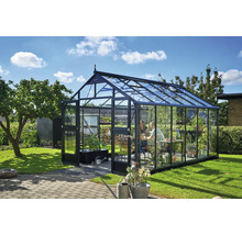 Gewächshaus im Garten mit Personen im Inneren.