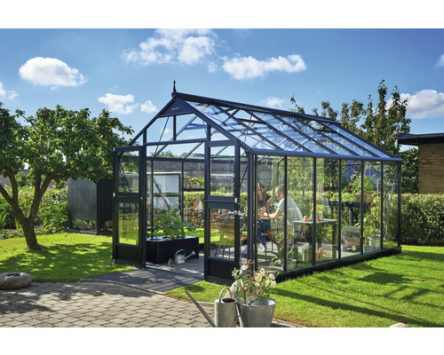 Gewächshaus im Garten mit Personen im Inneren.