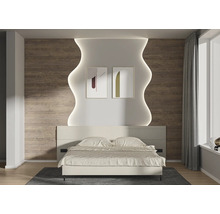 Modernes Schlafzimmer mit Bett, abstrakten Bildern und indirekter Beleuchtung