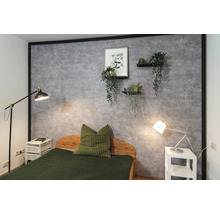 Chambre avec panneaux muraux aspect béton, décorée d''un dessin de panda et de plantes