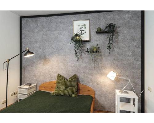 Chambre avec panneaux muraux aspect béton, décorée d''un dessin de panda et de plantes