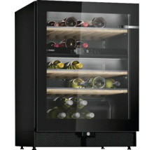 Cave à vin avec façade en verre et étagères en bois pour le stockage du vin