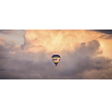 Heißluftballon vor bewölktem Himmel