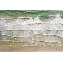 Vue aérienne de vagues déferlant sur une plage de sable