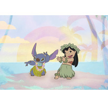 Illustration de Lilo et Stitch dansant le hula, sur fond de plage