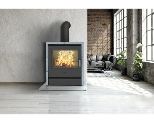 Kaminofen mit Glasplatte in einem hellen Raum