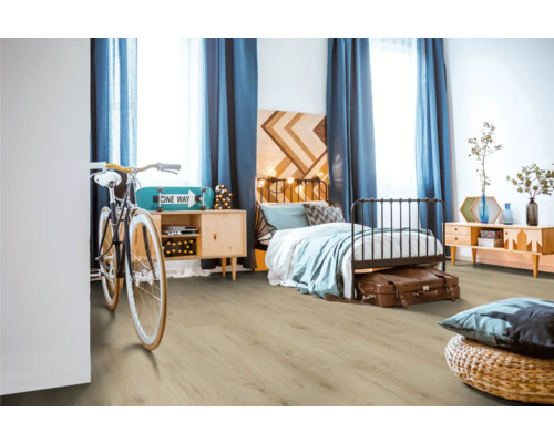 Modernes Schlafzimmer mit Laminatboden, Bett, Kommoden und dekorativen Elementen