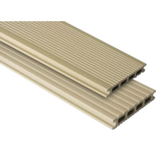 Detail vun zwou Terrassendielen aus Holz a Kunststoffkomposit
