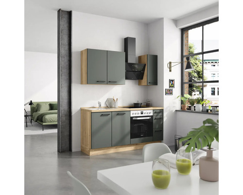 Helle, offene Küche mit grauen Schränken, Dunstabzugshaube und Essbereich in modernem Design