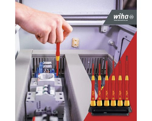 Elektriker arbeitet mit isoliertem Schraubendrehersatz von Wiha an einer elektrischen Anlage.