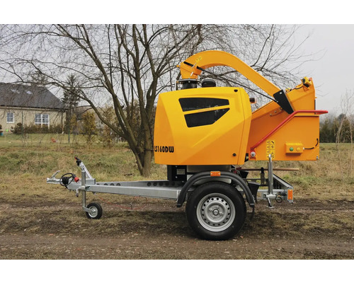 Holzhäcksler montiert auf einem Anhänger