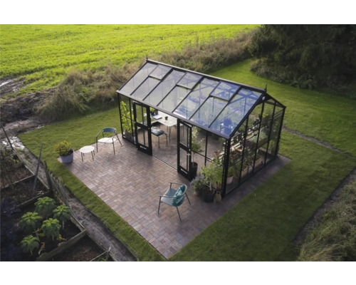 Vue extérieure d''une serre avec des meubles sur une terrasse