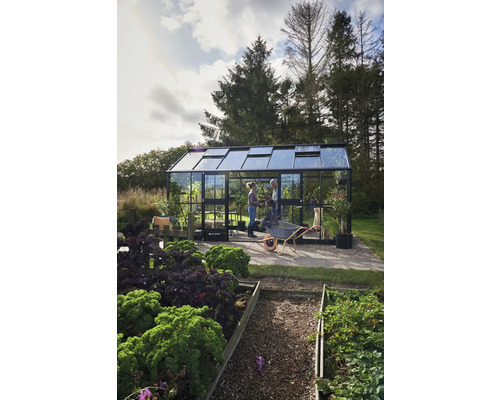 Serre de jardin avec plates-bandes surélevées et personnes