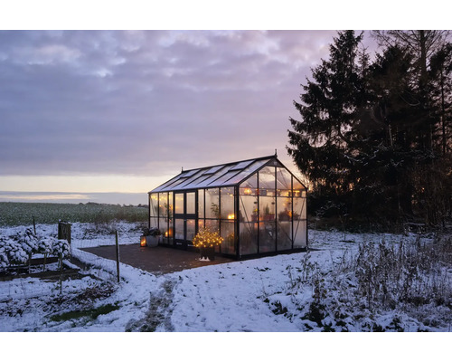 Serre dans un jardin d''hiver recouvert de neige