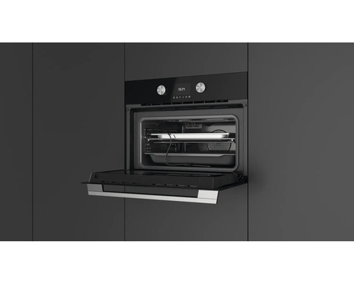 Four encastrable avec porte ouverte, espace de cuisson avec plaque de cuisson et grille