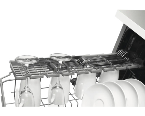 Geschirrspülmaschine mit Gläsern, Tellern und Besteck im Innenraum
