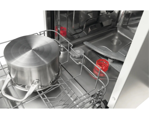 Innenraum eines Geschirrspülers mit Topf im Geschirrkorb