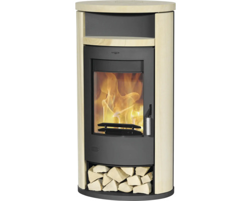 Holzofen mit Holzfach und Feuer im Brennraum