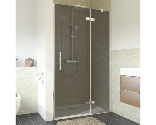 Salle de bains avec cabine de douche en verre