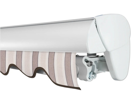 Detailansicht einer Markise mit gestreiftem Stoff und weißem Gehäuse.