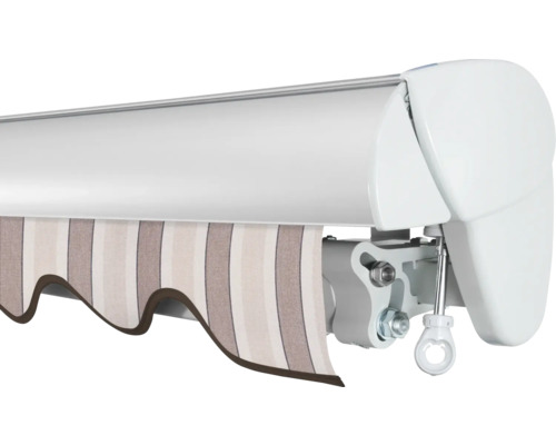 Vue détaillée d''un store banne avec tissu rayé et ourlet marron