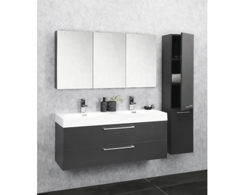 Salle de bains avec meuble-lavabo double vasque, armoire de toilette et armoire haute