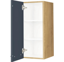 Hängeschrank mit offener blauer Tür und zwei Regalböden
