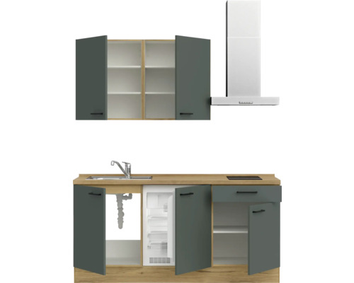 Küchenzeile mit Spüle, Kühlschrank und Dunstabzugshaube