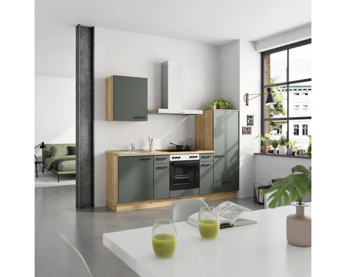 Moderne Küche mit grauen Schränken und Holzelementen in einem hellen Raum