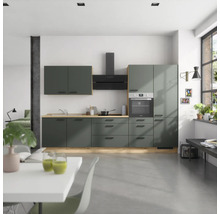 Cuisine moderne avec armoires de cuisine, hotte aspirante et cuisinière électrique dans une pièce lumineuse.