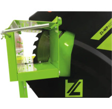 Vue détaillée d''une scie à bûches avec lame de scie et dispositif de protection