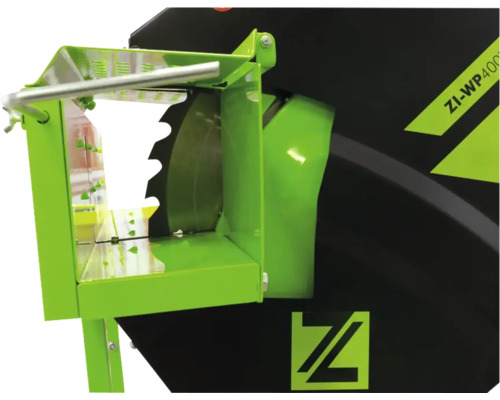 Vue détaillée d''une scie à bûches avec lame de scie et dispositif de protection