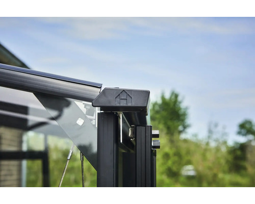 Vue détaillée d''une serre avec des éléments en verre et une structure de cadre noire