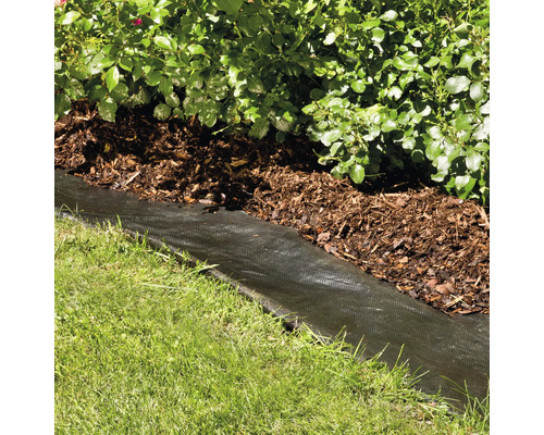 Scène de jardin avec paillis, plantes et toile anti-mauvaises herbes