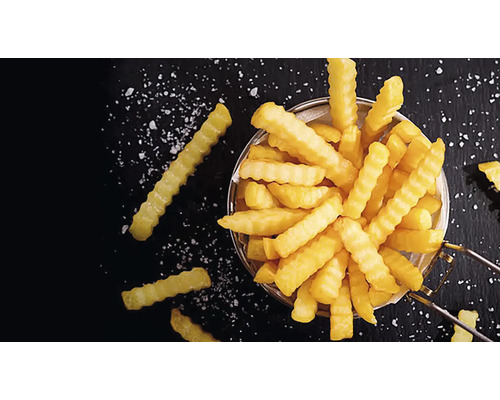 Frittierte Pommes Frites in einem Metalleimer