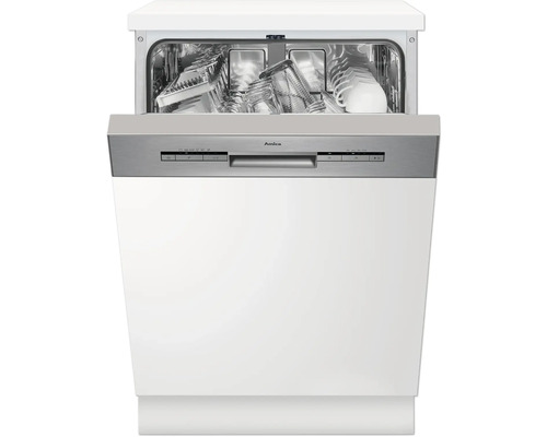 Geschirrspüler mit offener Tür, beladen mit Geschirr und Gläsern.