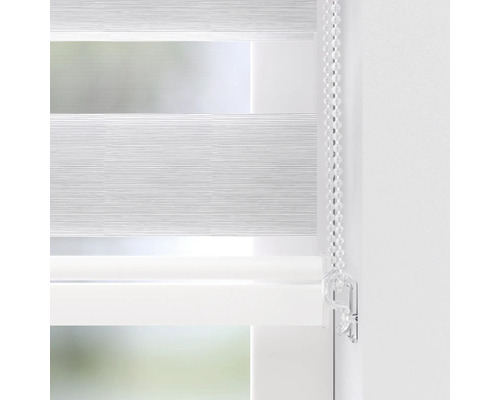 Détail d''une décoration de fenêtre avec commande à chaînette