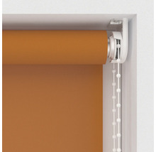 Orangefarbenes Rollo mit Kettenzug am Fenster